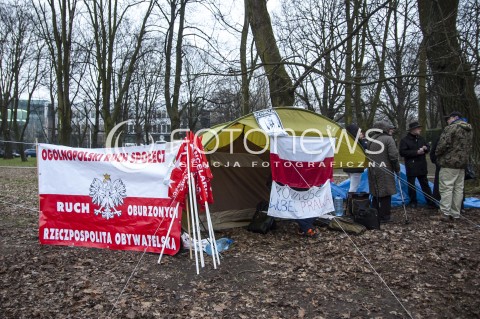 27.03.2014 WARSZAWA PROTESTUJACY OPIEKUNOWIE OSOB NIEPELNOSPRAWNYCH ROZBILI MIASTECZKO NAMIOTOWE POD SEJMEM N/Z MIASTECZKO NAMIOTOWE TRANSPARENT  