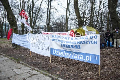  27.03.2014 WARSZAWA PROTESTUJACY OPIEKUNOWIE OSOB NIEPELNOSPRAWNYCH ROZBILI MIASTECZKO NAMIOTOWE POD SEJMEM N/Z MIASTECZKO NAMIOTOWE TRANSPARENT  