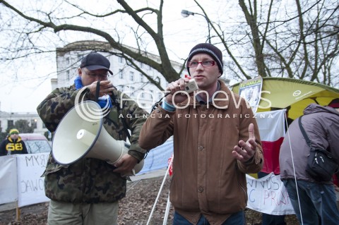  27.03.2014 WARSZAWA PROTESTUJACY OPIEKUNOWIE OSOB NIEPELNOSPRAWNYCH ROZBILI MIASTECZKO NAMIOTOWE POD SEJMEM N/Z MIASTECZKO NAMIOTOWE  