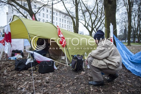  27.03.2014 WARSZAWA PROTESTUJACY OPIEKUNOWIE OSOB NIEPELNOSPRAWNYCH ROZBILI MIASTECZKO NAMIOTOWE POD SEJMEM N/Z MIASTECZKO NAMIOTOWE  