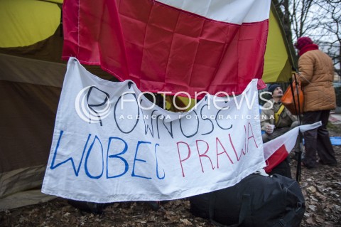  27.03.2014 WARSZAWA PROTESTUJACY OPIEKUNOWIE OSOB NIEPELNOSPRAWNYCH ROZBILI MIASTECZKO NAMIOTOWE POD SEJMEM N/Z MIASTECZKO NAMIOTOWE TRANSPARENT  