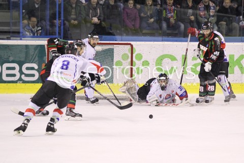  28.03.2014 SANOK HOKEJ NA LODZIE<br />PLH SEZON 2013 / 2014 - MECZ O 1. MIEJSCE FINAL<br />MECZ CIARKO PBS BANK SANOK - GKS TYCHY<br />N/Z JOHN MURRAY MILAN BARANYK MARTIN VOZDECKY STRZAL NA 1:1 DLA GKS TYCHY BRAMKA GOL<br /> 