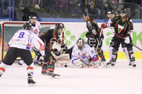  28.03.2014 SANOK HOKEJ NA LODZIE<br />PLH SEZON 2013 / 2014 - MECZ O 1. MIEJSCE FINAL<br />MECZ CIARKO PBS BANK SANOK - GKS TYCHY<br />N/Z JOHN MURRAY MILAN BARANYK MARTIN VOZDECKY ADRIAN PARZYSZEK  STRZAL NA 1:1 DLA GKS TYCHY<br /> 