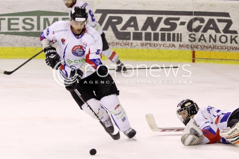  28.03.2014 SANOK HOKEJ NA LODZIE<br />PLH SEZON 2013 / 2014 - MECZ O 1. MIEJSCE FINAL<br />MECZ CIARKO PBS BANK SANOK - GKS TYCHY<br />N/Z JOHN MURRAY MARTIN RICHTER <br /> 