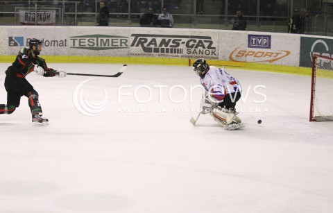  28.03.2014 SANOK HOKEJ NA LODZIE<br />PLH SEZON 2013 / 2014 - MECZ O 1. MIEJSCE FINAL<br />MECZ CIARKO PBS BANK SANOK - GKS TYCHY<br />N/Z MILAN BARANYK JOHN MURRAY GOL BRAMKA NA 2:1 DLA GKS TYCHY<br /> 