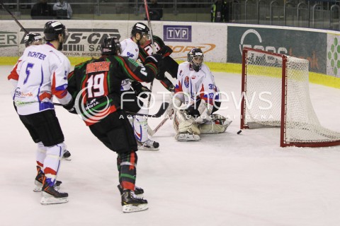  28.03.2014 SANOK HOKEJ NA LODZIE<br />PLH SEZON 2013 / 2014 - MECZ O 1. MIEJSCE FINAL<br />MECZ CIARKO PBS BANK SANOK - GKS TYCHY<br />N/Z MILAN BARANYK JOHN MURRAY GOL BRAMKA NA 2:1 DLA GKS TYCHY<br /> 