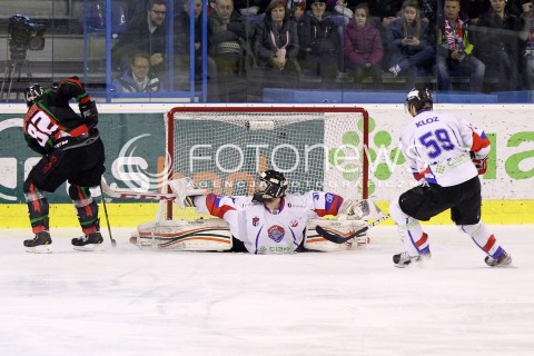  28.03.2014 SANOK HOKEJ NA LODZIE<br />PLH SEZON 2013 / 2014 - MECZ O 1. MIEJSCE FINAL<br />MECZ CIARKO PBS BANK SANOK - GKS TYCHY<br />N/Z MIKOLAJ LOPUSKI STRZAL BRAMKA GOL NA 1:3 DLA GKS TYCHY VOJTECH KLOZ JOHN MURRAY <br /> 
