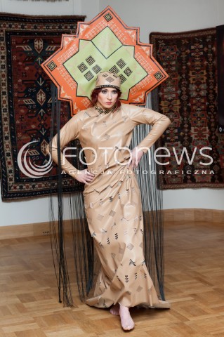  28.03.2014 WARSZAWA <br />WYSTAWA STUDENTOW WYZSZEJ SZKOLY ARTYSTYCZNEJ PT ZYWE KOBIERCE W PALACU POD BLACHA<br />N/Z EKSPOZYCJA<br /> 