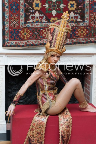  28.03.2014 WARSZAWA <br />WYSTAWA STUDENTOW WYZSZEJ SZKOLY ARTYSTYCZNEJ PT ZYWE KOBIERCE W PALACU POD BLACHA<br />N/Z EKSPOZYCJA<br /> 