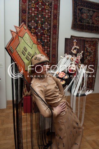  28.03.2014 WARSZAWA <br />WYSTAWA STUDENTOW WYZSZEJ SZKOLY ARTYSTYCZNEJ PT ZYWE KOBIERCE W PALACU POD BLACHA<br />N/Z EKSPOZYCJA<br /> 