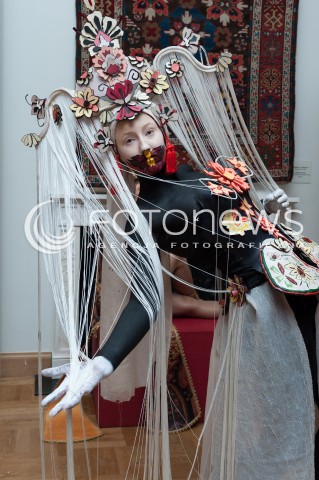  28.03.2014 WARSZAWA <br />WYSTAWA STUDENTOW WYZSZEJ SZKOLY ARTYSTYCZNEJ PT ZYWE KOBIERCE W PALACU POD BLACHA<br />N/Z EKSPOZYCJA<br /> 