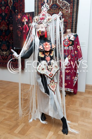  28.03.2014 WARSZAWA <br />WYSTAWA STUDENTOW WYZSZEJ SZKOLY ARTYSTYCZNEJ PT ZYWE KOBIERCE W PALACU POD BLACHA<br />N/Z EKSPOZYCJA<br /> 