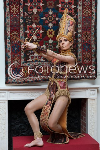  28.03.2014 WARSZAWA <br />WYSTAWA STUDENTOW WYZSZEJ SZKOLY ARTYSTYCZNEJ PT ZYWE KOBIERCE W PALACU POD BLACHA<br />N/Z EKSPOZYCJA<br /> 