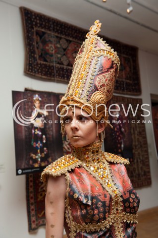  28.03.2014 WARSZAWA <br />WYSTAWA STUDENTOW WYZSZEJ SZKOLY ARTYSTYCZNEJ PT ZYWE KOBIERCE W PALACU POD BLACHA<br />N/Z EKSPOZYCJA<br /> 