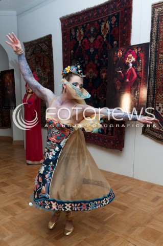  28.03.2014 WARSZAWA <br />WYSTAWA STUDENTOW WYZSZEJ SZKOLY ARTYSTYCZNEJ PT ZYWE KOBIERCE W PALACU POD BLACHA<br />N/Z EKSPOZYCJA<br /> 