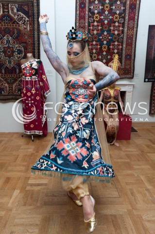  28.03.2014 WARSZAWA <br />WYSTAWA STUDENTOW WYZSZEJ SZKOLY ARTYSTYCZNEJ PT ZYWE KOBIERCE W PALACU POD BLACHA<br />N/Z EKSPOZYCJA<br /> 