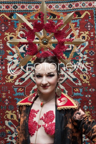  28.03.2014 WARSZAWA <br />WYSTAWA STUDENTOW WYZSZEJ SZKOLY ARTYSTYCZNEJ PT ZYWE KOBIERCE W PALACU POD BLACHA<br />N/Z EKSPOZYCJA<br /> 