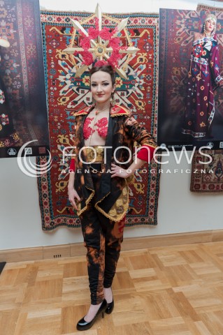  28.03.2014 WARSZAWA <br />WYSTAWA STUDENTOW WYZSZEJ SZKOLY ARTYSTYCZNEJ PT ZYWE KOBIERCE W PALACU POD BLACHA<br />N/Z EKSPOZYCJA<br /> 