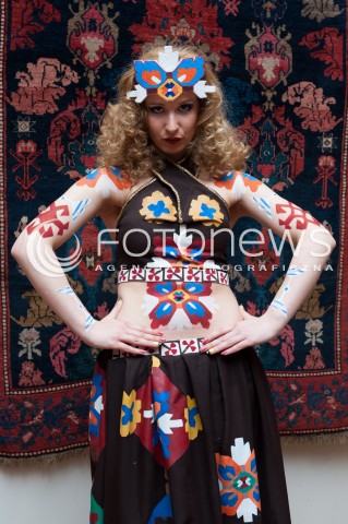  28.03.2014 WARSZAWA <br />WYSTAWA STUDENTOW WYZSZEJ SZKOLY ARTYSTYCZNEJ PT ZYWE KOBIERCE W PALACU POD BLACHA<br />N/Z EKSPOZYCJA<br /> 