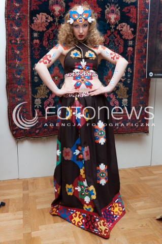  28.03.2014 WARSZAWA <br />WYSTAWA STUDENTOW WYZSZEJ SZKOLY ARTYSTYCZNEJ PT ZYWE KOBIERCE W PALACU POD BLACHA<br />N/Z EKSPOZYCJA<br /> 
