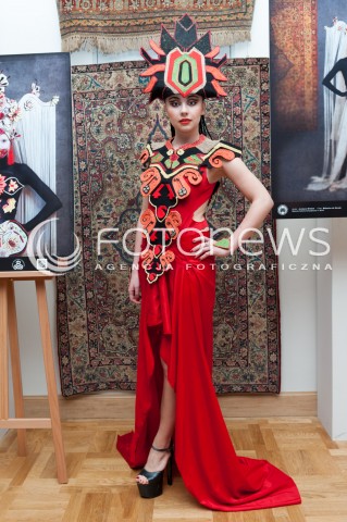  28.03.2014 WARSZAWA <br />WYSTAWA STUDENTOW WYZSZEJ SZKOLY ARTYSTYCZNEJ PT ZYWE KOBIERCE W PALACU POD BLACHA<br />N/Z EKSPOZYCJA<br /> 