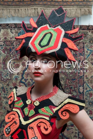  28.03.2014 WARSZAWA <br />WYSTAWA STUDENTOW WYZSZEJ SZKOLY ARTYSTYCZNEJ PT ZYWE KOBIERCE W PALACU POD BLACHA<br />N/Z EKSPOZYCJA<br /> 