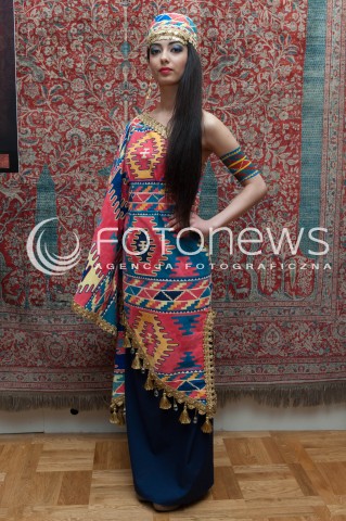  28.03.2014 WARSZAWA <br />WYSTAWA STUDENTOW WYZSZEJ SZKOLY ARTYSTYCZNEJ PT ZYWE KOBIERCE W PALACU POD BLACHA<br />N/Z EKSPOZYCJA<br /> 