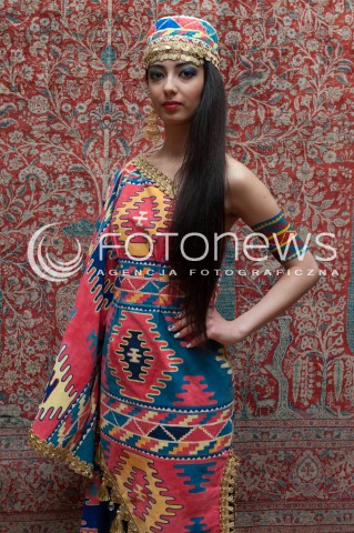  28.03.2014 WARSZAWA <br />WYSTAWA STUDENTOW WYZSZEJ SZKOLY ARTYSTYCZNEJ PT ZYWE KOBIERCE W PALACU POD BLACHA<br />N/Z EKSPOZYCJA<br /> 