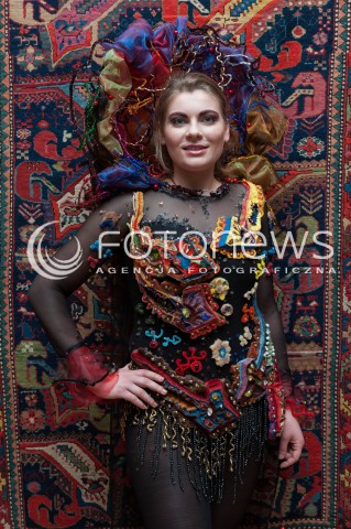  28.03.2014 WARSZAWA <br />WYSTAWA STUDENTOW WYZSZEJ SZKOLY ARTYSTYCZNEJ PT ZYWE KOBIERCE W PALACU POD BLACHA<br />N/Z EKSPOZYCJA<br /> 