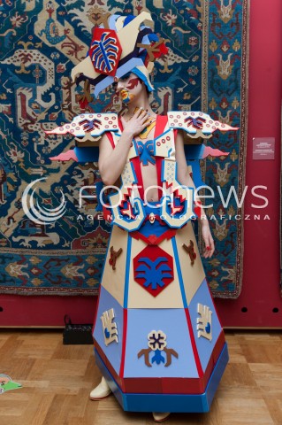  28.03.2014 WARSZAWA <br />WYSTAWA STUDENTOW WYZSZEJ SZKOLY ARTYSTYCZNEJ PT ZYWE KOBIERCE W PALACU POD BLACHA<br />N/Z EKSPOZYCJA<br /> 