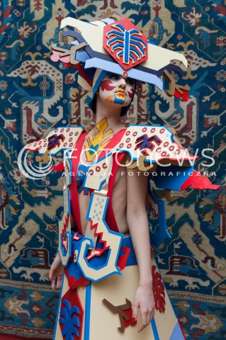  28.03.2014 WARSZAWA <br />WYSTAWA STUDENTOW WYZSZEJ SZKOLY ARTYSTYCZNEJ PT ZYWE KOBIERCE W PALACU POD BLACHA<br />N/Z EKSPOZYCJA<br /> 