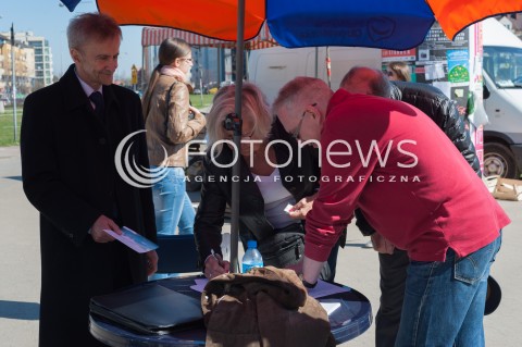  29.03.2014 WARSZAWA<br />TADEUSZ ROSS ZBIERA PODPISY DO PARLAMENTU EUROPEJSKIEGO<br />N/Z TADEUSZ ROSS<br /> 