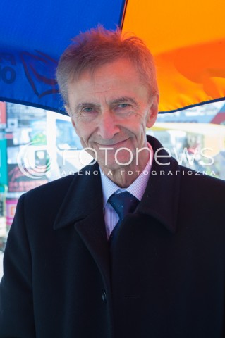  29.03.2014 WARSZAWA<br />TADEUSZ ROSS ZBIERA PODPISY DO PARLAMENTU EUROPEJSKIEGO<br />N/Z TADEUSZ ROSS<br /> 