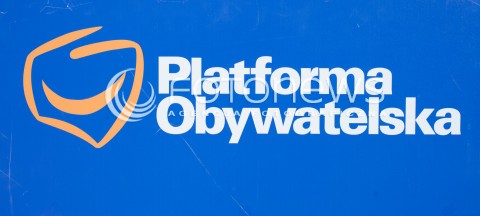  29.03.2014 WARSZAWA<br />TADEUSZ ROSS ZBIERA PODPISY DO PARLAMENTU EUROPEJSKIEGO<br />N/Z LOGO PARTIA PLATFORMA OBYWATELSKA<br /> 