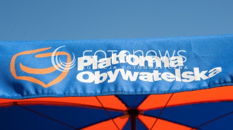  29.03.2014 WARSZAWA<br />TADEUSZ ROSS ZBIERA PODPISY DO PARLAMENTU EUROPEJSKIEGO<br />N/Z LOGO PARTIA PLATFORMA OBYWATELSKA<br /> 