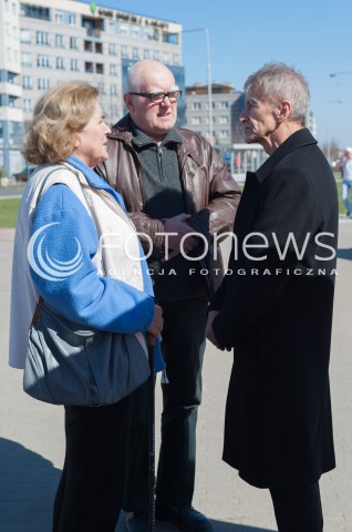  29.03.2014 WARSZAWA<br />TADEUSZ ROSS ZBIERA PODPISY DO PARLAMENTU EUROPEJSKIEGO<br />N/Z TADEUSZ ROSS<br /> 