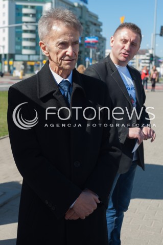  29.03.2014 WARSZAWA<br />TADEUSZ ROSS ZBIERA PODPISY DO PARLAMENTU EUROPEJSKIEGO<br />N/Z TADEUSZ ROSS<br /> 