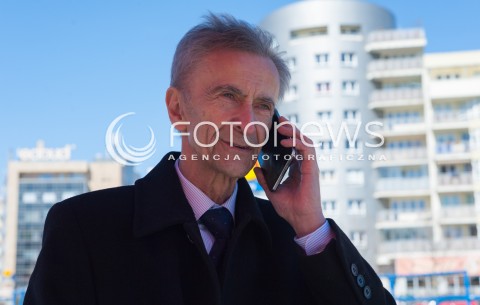  29.03.2014 WARSZAWA<br />TADEUSZ ROSS ZBIERA PODPISY DO PARLAMENTU EUROPEJSKIEGO<br />N/Z TADEUSZ ROSS<br /> 