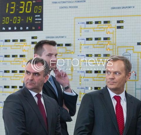  30.03.2014 HUSOW <br />WIZYTA PREMIERA DONALDA TUSKA NA TERENIE PODZIEMNEGO MAGAZYNU GAZU ZIEMNEGO W HUSOWIE NA PODKARPACIU<br />N/Z DONALD TUSK WLODZIMIERZ KARPINSKI ( MINISTER SKARBU PANSTWA )<br /> 