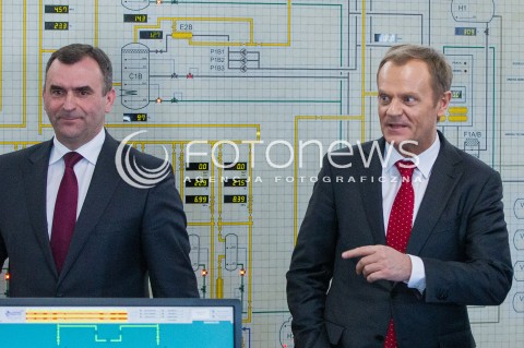  30.03.2014 HUSOW <br />WIZYTA PREMIERA DONALDA TUSKA NA TERENIE PODZIEMNEGO MAGAZYNU GAZU ZIEMNEGO W HUSOWIE NA PODKARPACIU<br />N/Z DONALD TUSK WLODZIMIERZ KARPINSKI ( MINISTER SKARBU PANSTWA )<br /> 