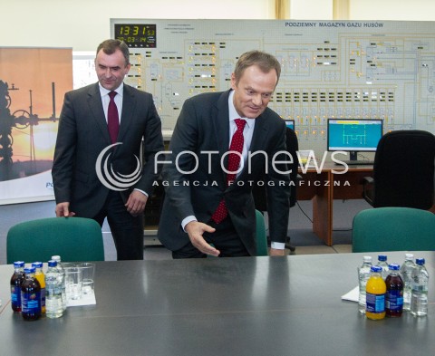  30.03.2014 HUSOW <br />WIZYTA PREMIERA DONALDA TUSKA NA TERENIE PODZIEMNEGO MAGAZYNU GAZU ZIEMNEGO W HUSOWIE NA PODKARPACIU<br />N/Z DONALD TUSK WLODZIMIERZ KARPINSKI ( MINISTER SKARBU PANSTWA )<br /> 