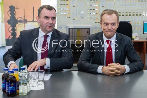  30.03.2014 HUSOW <br />WIZYTA PREMIERA DONALDA TUSKA NA TERENIE PODZIEMNEGO MAGAZYNU GAZU ZIEMNEGO W HUSOWIE NA PODKARPACIU<br />N/Z DONALD TUSK WLODZIMIERZ KARPINSKI ( MINISTER SKARBU PANSTWA )<br /> 