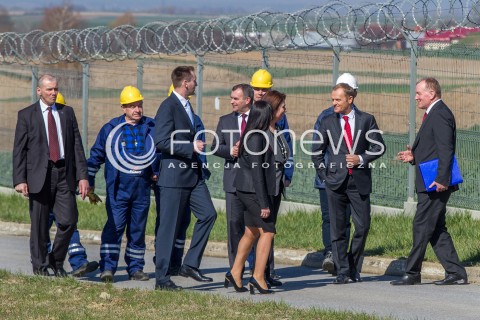  30.03.2014 HUSOW <br />WIZYTA PREMIERA DONALDA TUSKA NA TERENIE PODZIEMNEGO MAGAZYNU GAZU ZIEMNEGO W HUSOWIE NA PODKARPACIU<br />N/Z DONALD TUSK WLODZIMIERZ KARPINSKI MALGORZATA KIDAWA - BLONSKA MALGORZATA CHOMYCZ - SMIGIELSKA<br /> 
