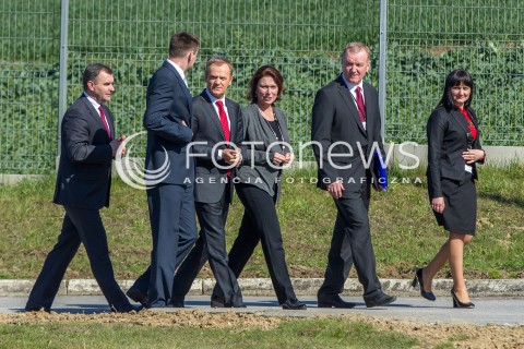  30.03.2014 HUSOW <br />WIZYTA PREMIERA DONALDA TUSKA NA TERENIE PODZIEMNEGO MAGAZYNU GAZU ZIEMNEGO W HUSOWIE NA PODKARPACIU<br />N/Z DONALD TUSK WLODZIMIERZ KARPINSKI MALGORZATA KIDAWA - BLONSKA MALGORZATA CHOMYCZ - SMIGIELSKA<br /> 