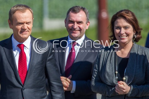  30.03.2014 HUSOW <br />WIZYTA PREMIERA DONALDA TUSKA NA TERENIE PODZIEMNEGO MAGAZYNU GAZU ZIEMNEGO W HUSOWIE NA PODKARPACIU<br />N/Z DONALD TUSK WLODZIMIERZ KARPINSKI ( MINISTER SKARBU PANSTWA ) MALGORZATA KIDAWA - BLONSKA ( RZECZNIK RZADU )<br /> 