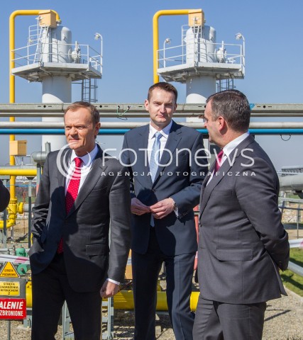  30.03.2014 HUSOW <br />WIZYTA PREMIERA DONALDA TUSKA NA TERENIE PODZIEMNEGO MAGAZYNU GAZU ZIEMNEGO W HUSOWIE NA PODKARPACIU<br />N/Z DONALD TUSK WLODZIMIERZ KARPINSKI ( MINISTER SKARBU PANSTWA )<br /> 