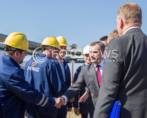  30.03.2014 HUSOW <br />WIZYTA PREMIERA DONALDA TUSKA NA TERENIE PODZIEMNEGO MAGAZYNU GAZU ZIEMNEGO W HUSOWIE NA PODKARPACIU<br />N/Z WLODZIMIERZ KARPINSKI ( MINISTER SKARBU PANSTWA )<br /> 