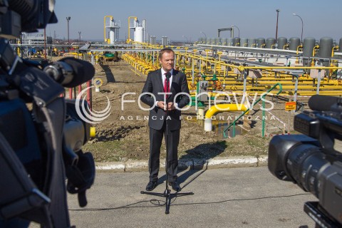  30.03.2014 HUSOW <br />WIZYTA PREMIERA DONALDA TUSKA NA TERENIE PODZIEMNEGO MAGAZYNU GAZU ZIEMNEGO W HUSOWIE NA PODKARPACIU<br />N/Z DONALD TUSK<br /> 