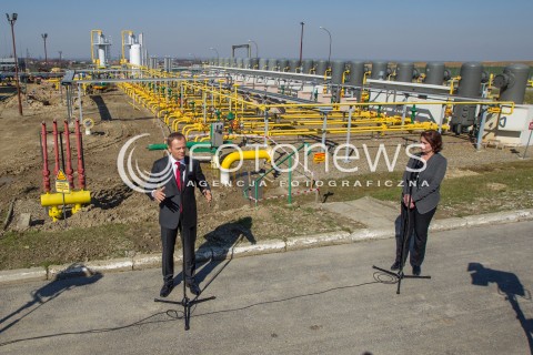  30.03.2014 HUSOW <br />WIZYTA PREMIERA DONALDA TUSKA NA TERENIE PODZIEMNEGO MAGAZYNU GAZU ZIEMNEGO W HUSOWIE NA PODKARPACIU<br />N/Z DONALD TUSK MALGORZATA KIDAWA - BLONSKA<br /> 