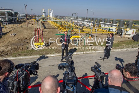  30.03.2014 HUSOW <br />WIZYTA PREMIERA DONALDA TUSKA NA TERENIE PODZIEMNEGO MAGAZYNU GAZU ZIEMNEGO W HUSOWIE NA PODKARPACIU<br />N/Z DONALD TUSK MALGORZATA KIDAWA - BLONSKA<br /> 